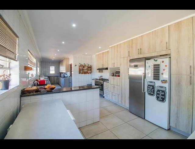 9 BEDROOM PROPERTY TO RENT IN VAN RIEBEECK PARK